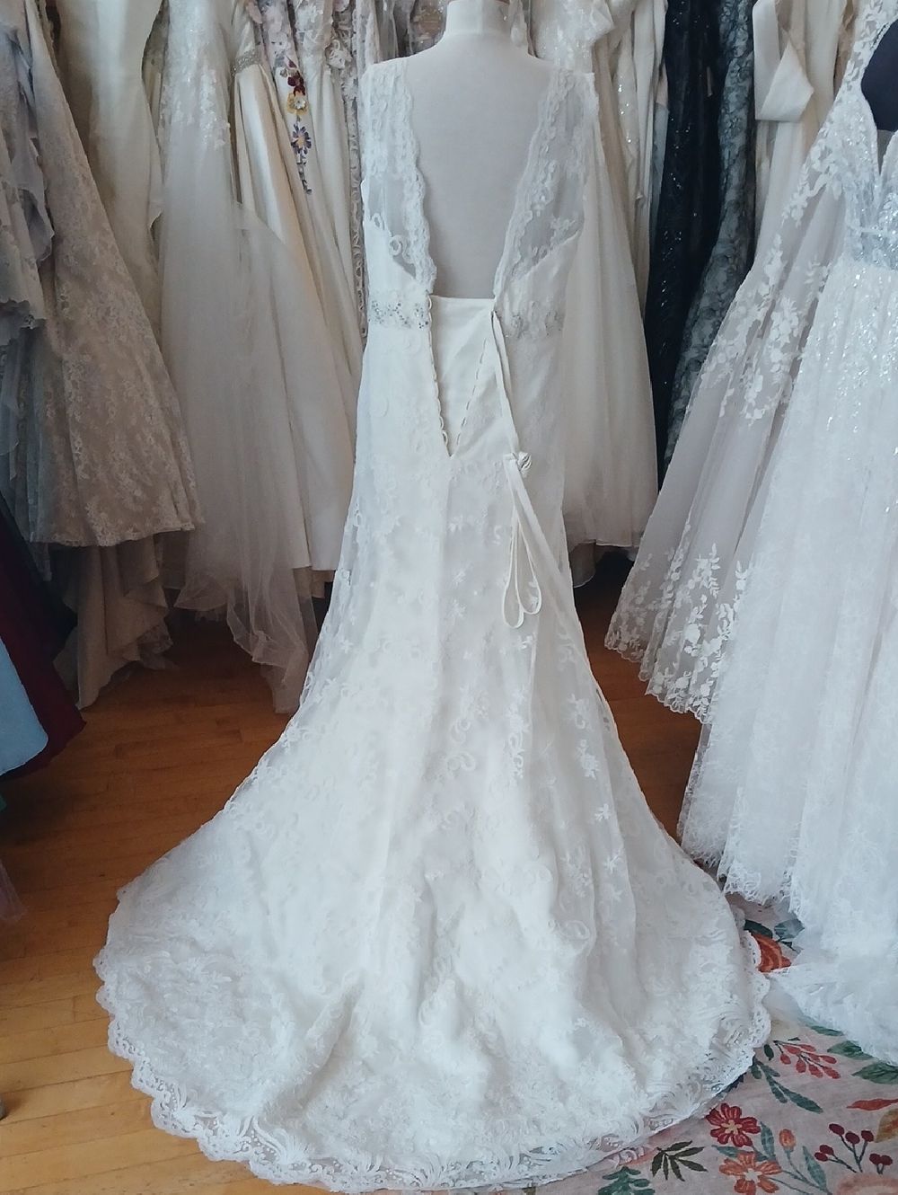 Elegant Lace Wedding Dress Size 18 - Picture 4 of 6